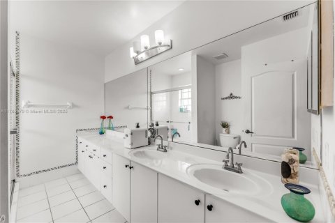 Adosado en venta en Miami, Florida, 3 dormitorios, 168.06 m2 № 1742082 - foto 16