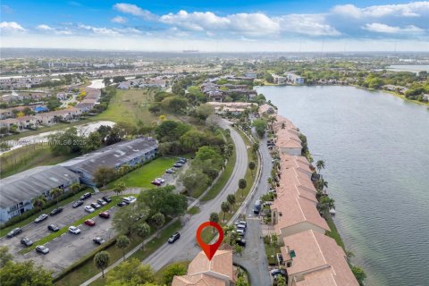 Adosado en venta en Miami, Florida, 3 dormitorios, 168.06 m2 № 1742082 - foto 22