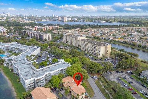 Adosado en venta en Miami, Florida, 3 dormitorios, 168.06 m2 № 1742082 - foto 28