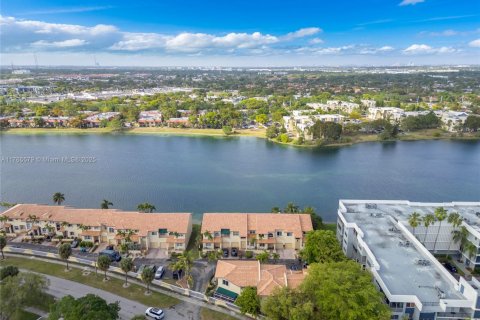 Adosado en venta en Miami, Florida, 3 dormitorios, 168.06 m2 № 1742082 - foto 25