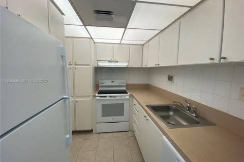 Condo in Miami Beach, Florida, 1 bedroom  № 1995246 - photo 5