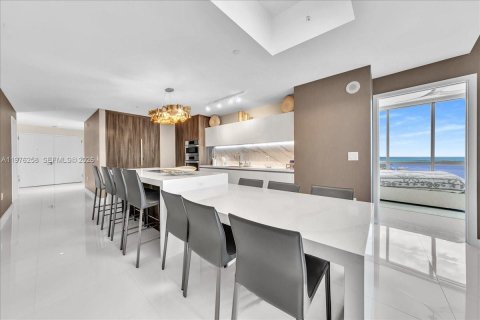 Condo in Miami, Florida, 4 bedrooms  № 2042830