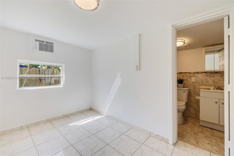 Casa en alquiler en Miami, Florida, 1 dormitorio, 21.46 m2 № 2017931 - foto 3