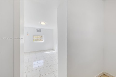Casa en alquiler en Miami, Florida, 1 dormitorio, 21.46 m2 № 2017931 - foto 2