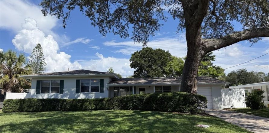 Casa en Belleair, Florida 3 dormitorios, 137.77 m2 № 2383646