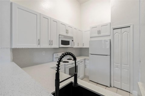 Copropriété à louer à Homestead, Floride: 2 chambres, 86.4 m2 № 2401631 - photo 3
