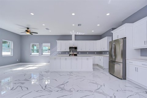 Villa ou maison à vendre à Pinellas Park, Floride: 3 chambres, 214.33 m2 № 2148168 - photo 12