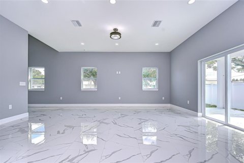Villa ou maison à vendre à Pinellas Park, Floride: 3 chambres, 214.33 m2 № 2148168 - photo 8