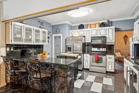 House in Miami, Florida 4 bedrooms, 292.92 sq.m. № 2054048 - photo 7