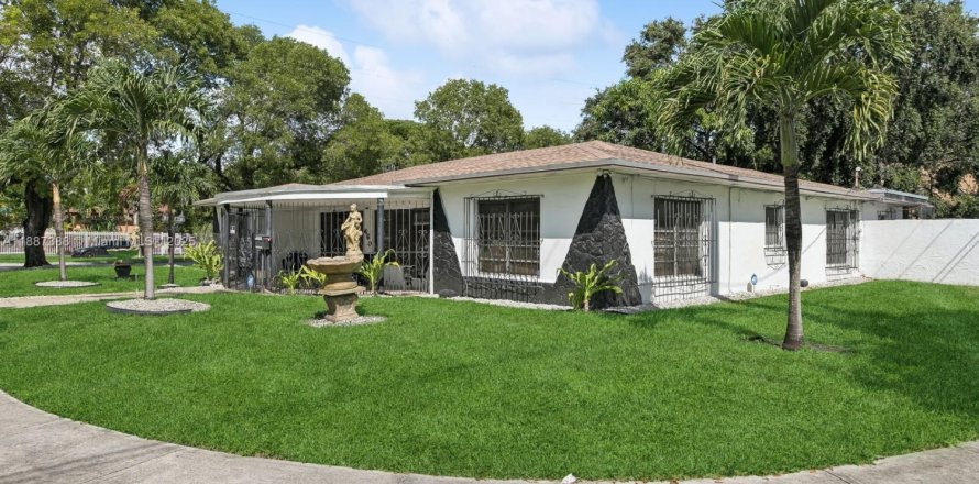 House in Miami, Florida 4 bedrooms, 292.92 sq.m. № 2054048