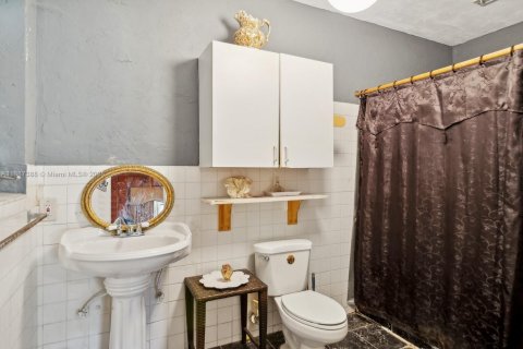 House in Miami, Florida 4 bedrooms, 292.92 sq.m. № 2054048 - photo 17