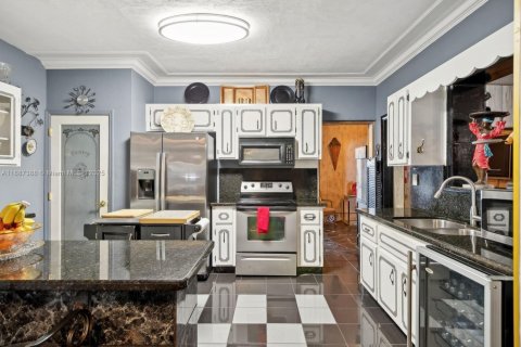 House in Miami, Florida 4 bedrooms, 292.92 sq.m. № 2054048 - photo 8