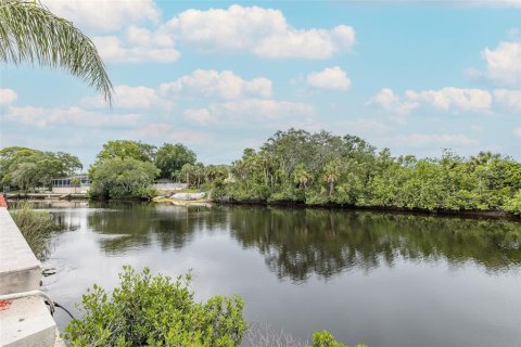 Condo in New Port Richey, Florida, 2 bedrooms  № 1802230 - photo 4