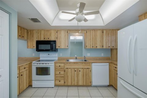 Condo in New Port Richey, Florida, 2 bedrooms  № 1802230 - photo 5