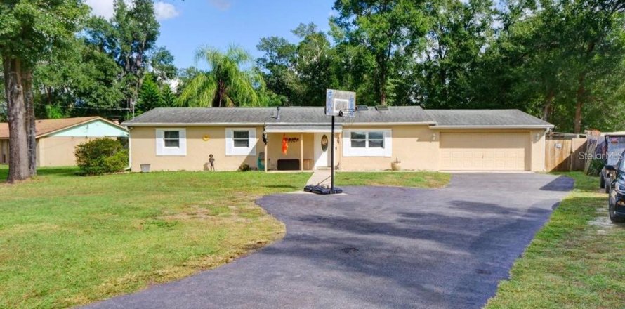 Villa ou maison à Sorrento, Floride 4 chambres, 175.77 m2 № 2404988