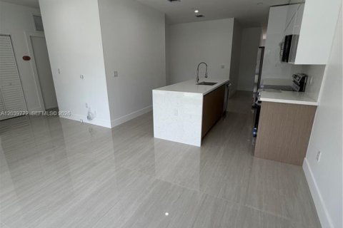 House in Miami, Florida 3 bedrooms № 2089473 - photo 2