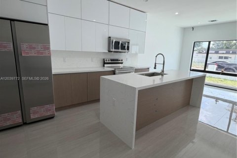 House in Miami, Florida 3 bedrooms № 2089473