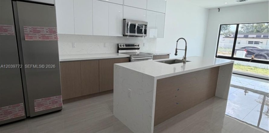 House in Miami, Florida 3 bedrooms № 2089473