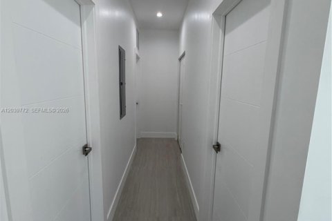 House in Miami, Florida 3 bedrooms № 2089473 - photo 12