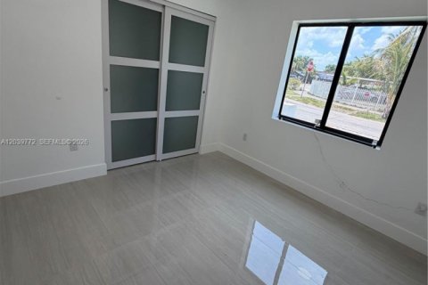 House in Miami, Florida 3 bedrooms № 2089473 - photo 9