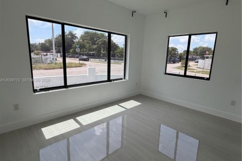 House in Miami, Florida 3 bedrooms № 2089473 - photo 6