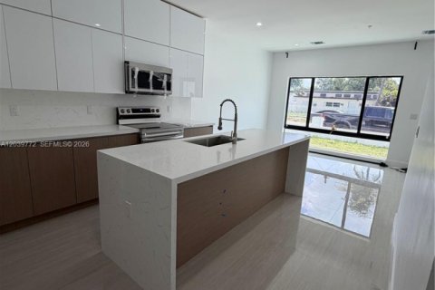 House in Miami, Florida 3 bedrooms № 2089473 - photo 3