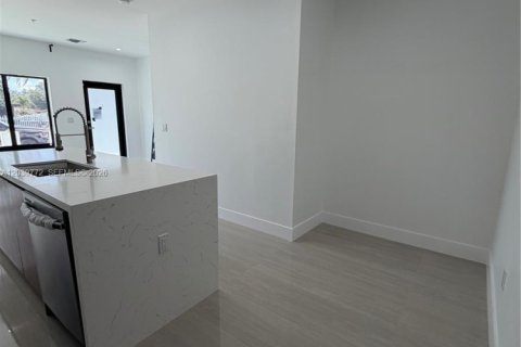 House in Miami, Florida 3 bedrooms № 2089473 - photo 5