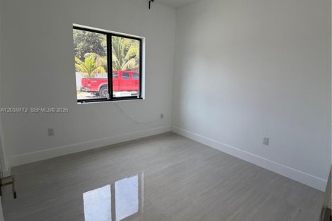 House in Miami, Florida 3 bedrooms № 2089473 - photo 8