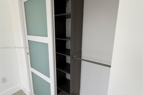 House in Miami, Florida 3 bedrooms № 2089473 - photo 7