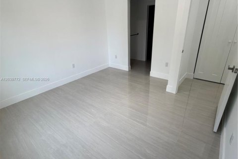House in Miami, Florida 3 bedrooms № 2089473 - photo 14