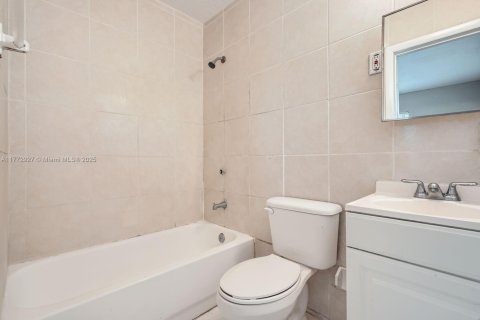 House in Miami Gardens, Florida 3 bedrooms, 95.88 sq.m. № 1620013 - photo 17