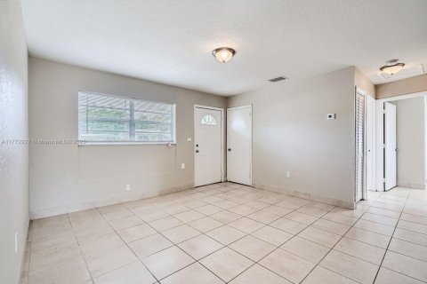 House in Miami Gardens, Florida 3 bedrooms, 95.88 sq.m. № 1620013 - photo 6