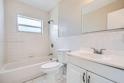 House in Miami Gardens, Florida 3 bedrooms, 95.88 sq.m. № 1620013 - photo 23