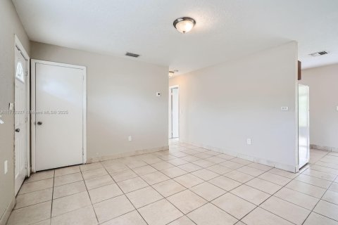 House in Miami Gardens, Florida 3 bedrooms, 95.88 sq.m. № 1620013 - photo 7