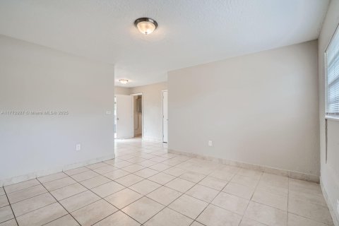House in Miami Gardens, Florida 3 bedrooms, 95.88 sq.m. № 1620013 - photo 5