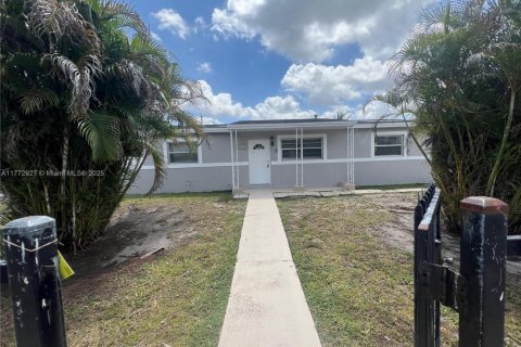House in Miami Gardens, Florida 3 bedrooms, 95.88 sq.m. № 1620013 - photo 1