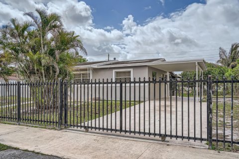 House in Miami Gardens, Florida 3 bedrooms, 95.88 sq.m. № 1620013 - photo 2