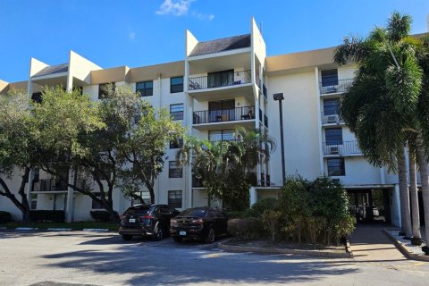 Condo in Tamarac, Florida, 2 bedrooms  № 1037990 - photo 1