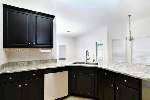 Купить виллу или дом в Лихай-Эйкерс, Флорида 4 спальни, № 1998390 - фото 13