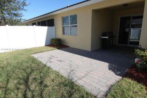 Casa en venta en Port St. Lucie, Florida, 2 dormitorios, 160.44 m2 № 1964470 - foto 3