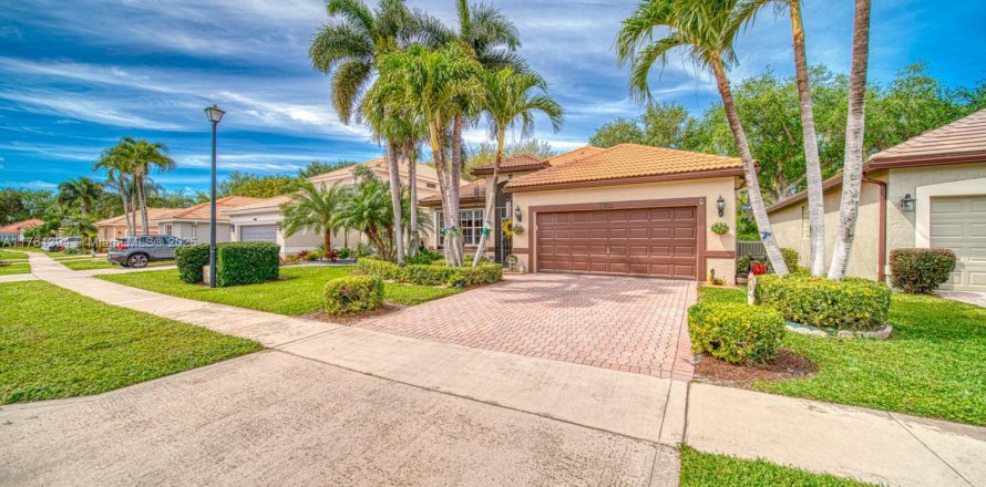 House in Delray Beach, Florida 3 bedrooms, 217.95 sq.m. № 1693286