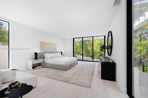 House in Miami, Florida 5 bedrooms, 386.57 sq.m. № 1792412 - photo 8