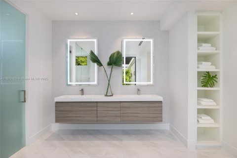 House in Miami, Florida 5 bedrooms, 386.57 sq.m. № 1792412 - photo 13