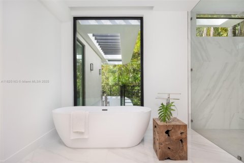 House in Miami, Florida 5 bedrooms, 386.57 sq.m. № 1792412 - photo 14
