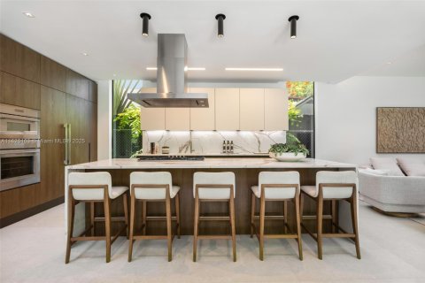 House in Miami, Florida 5 bedrooms, 386.57 sq.m. № 1792412 - photo 5