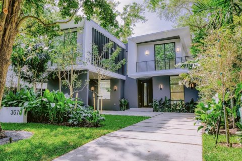 House in Miami, Florida 5 bedrooms, 386.57 sq.m. № 1792412 - photo 1