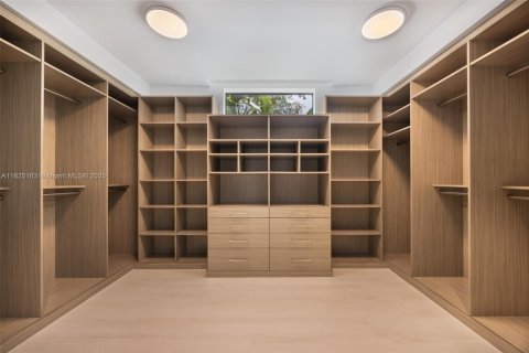 House in Miami, Florida 5 bedrooms, 386.57 sq.m. № 1792412 - photo 10