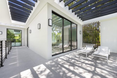 House in Miami, Florida 5 bedrooms, 386.57 sq.m. № 1792412 - photo 15