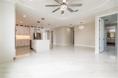 House in Tampa, Florida 4 bedrooms, 175.21 sq.m. № 2219034 - photo 12