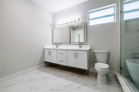 House in Tampa, Florida 4 bedrooms, 175.21 sq.m. № 2219034 - photo 21
